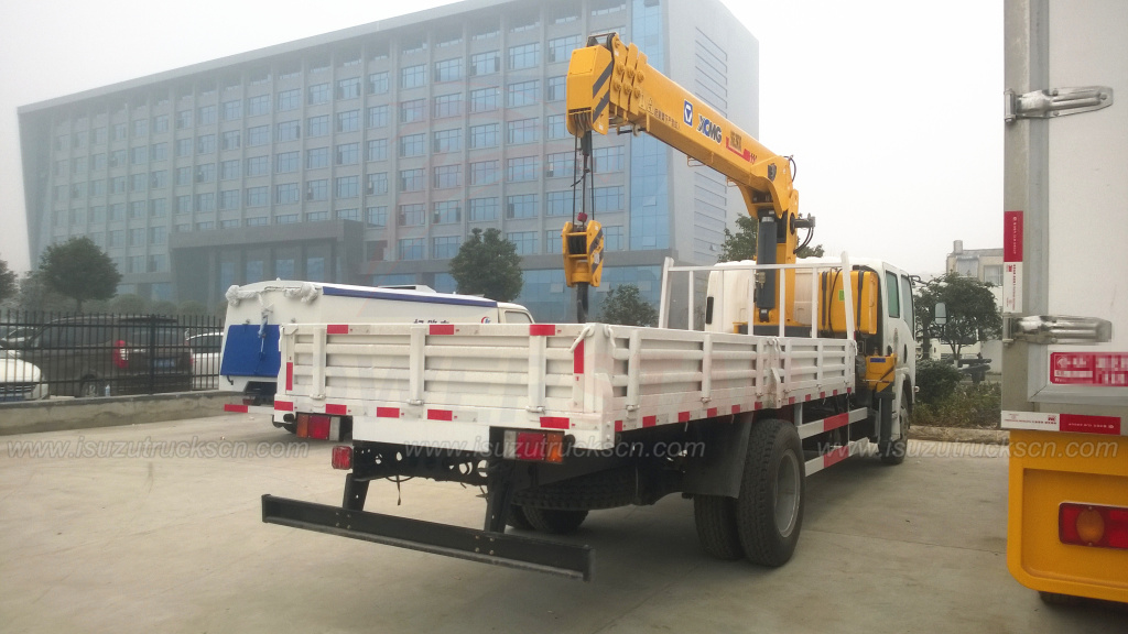 Double Cabin ISUZU NPR ELF Crane Trucks with 6.3Ton Telescopic Boom Truck