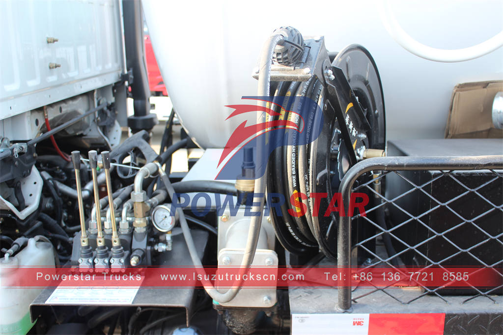 ISUZU vacuum cleaner truck with Italy MORO pump