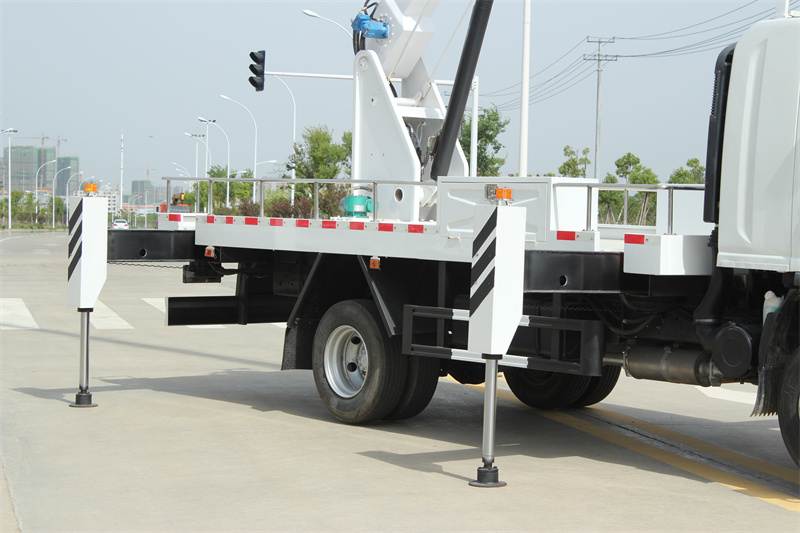 Manlift aerial work truck Isuzu