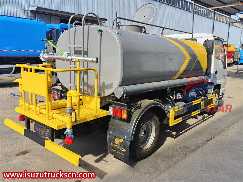 Isuzu water sprinkler tanker truck