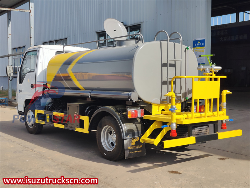 Isuzu water sprinkler tanker truck