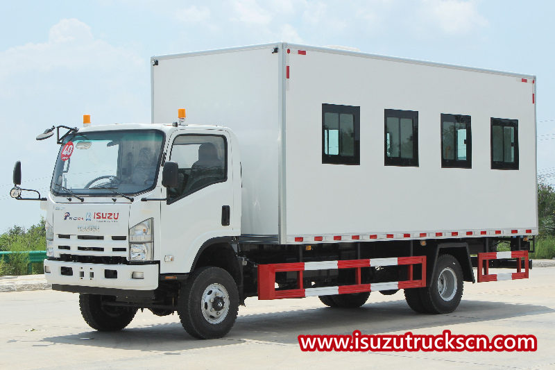 
     ISUZU 4 доңғалақты жолсыз әскери көлік
    