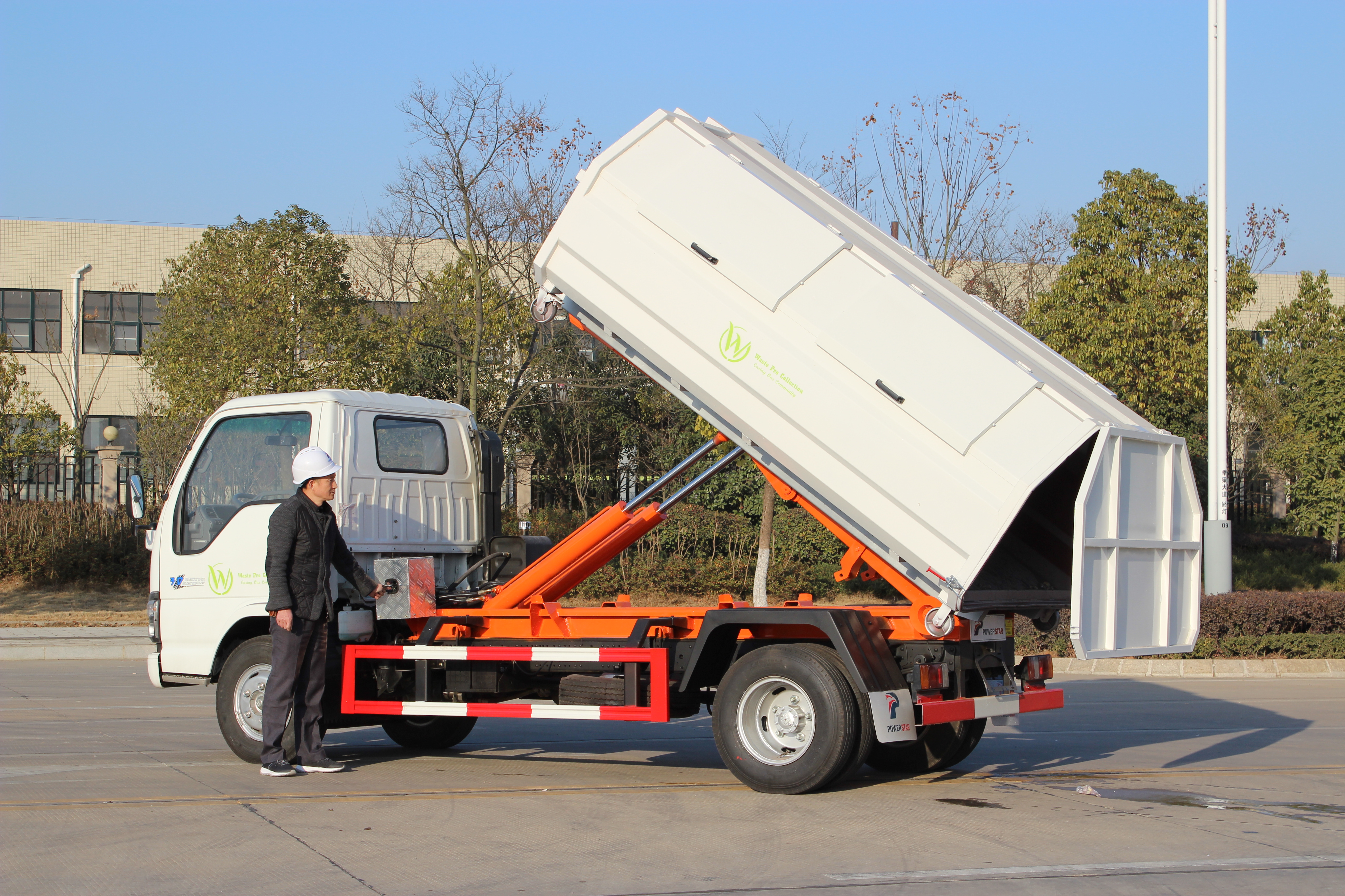 
     Жаңа қоғамдастық пайдаланған Hooklift көлігі Isuzu 4*2 қол ілмектері бар қоқыс таситын көлік
    