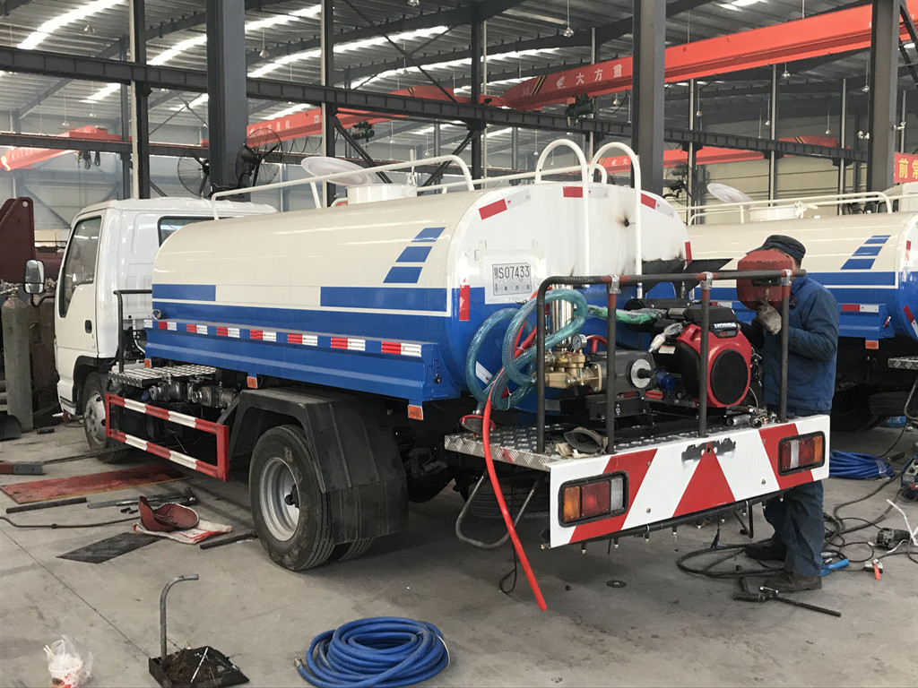 
     Филиппинде сатылатын 5 текше метр жаңа Isuzu Water Bowser цистерналары
    